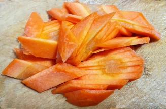 胡萝卜切成马蹄片