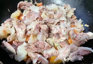  放入调味料一品鲜酱油、蚝油，牛肉筋炒制均匀的裹上番茄汁