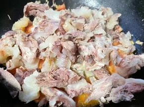  放入调味料一品鲜酱油、蚝油，牛肉筋炒制均匀的裹上番茄汁