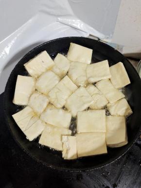 起锅烧油，买的臭豆腐一块一块放进去炸！