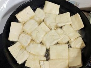 起锅烧油，买的臭豆腐一块一块放进去炸！
