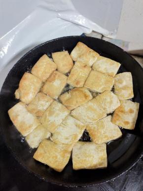 炸至臭豆腐两面金黄，鼓大泡即可！