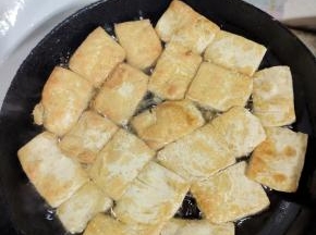 炸至臭豆腐两面金黄，鼓大泡即可！