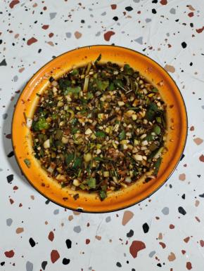 料汁儿:
蒜泥，葱花，倒入适量的开水，放入一勺辣椒油，两勺生抽，一勺老抽，三勺香醋，一勺盐，两勺鸡精，一勺麻辣鲜，适量的香菜，一勺香油搅拌均匀调成料汁儿！
​