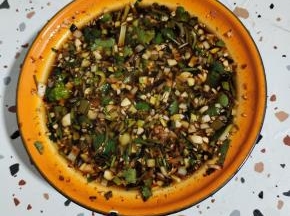 料汁儿:
蒜泥，葱花，倒入适量的开水，放入一勺辣椒油，两勺生抽，一勺老抽，三勺香醋，一勺盐，两勺鸡精，一勺麻辣鲜，适量的香菜，一勺香油搅拌均匀调成料汁儿！
​