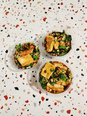 把调好的料汁儿浇在炸好的臭豆腐上即可开吃！