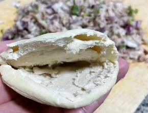 烙好的夹馍从一侧剥开，放入适量的馅料即可。