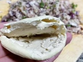 烙好的夹馍从一侧剥开，放入适量的馅料即可。