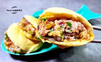 猪肘肉夹馍入口，香浓真是唇齿留香回味无穷。