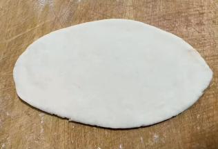 取一段面团擀成椭圆形