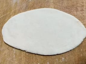 取一段面团擀成椭圆形