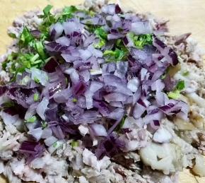 猪肘肉剁成肉粒放入剁好的圆葱和香菜粒