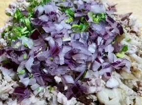 猪肘肉剁成肉粒放入剁好的圆葱和香菜粒