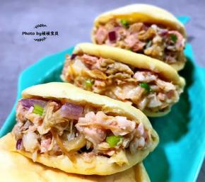 美味可口的猪肘肉夹馍装入盘中就大功告成了。