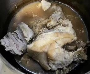 猪肘棒炖制七成熟时放入一品鲜酱油、蚝油、盐、味精改中火慢炖至完全熟透入味，骨肉分离更加软烂。