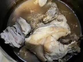 猪肘棒炖制七成熟时放入一品鲜酱油、蚝油、盐、味精改中火慢炖至完全熟透入味，骨肉分离更加软烂。