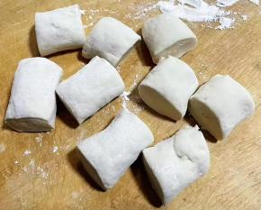 揉好的面团切成大小均匀的小段