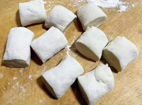 揉好的面团切成大小均匀的小段