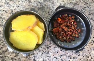 切好的姜片和花椒、八角放入调味盒中扣紧。