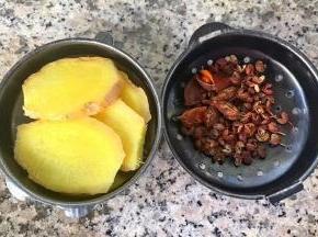 切好的姜片和花椒、八角放入调味盒中扣紧。