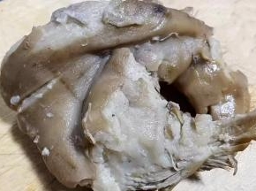 取出猪肘肉放至不烫手即可