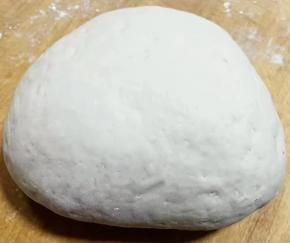 活好的面团盖上屉布发至一倍大，取出揉面团排气。