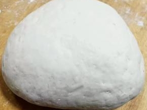 活好的面团盖上屉布发至一倍大，取出揉面团排气。