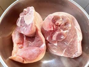 新鲜的猪肘棒在清水中浸泡半小时，冲洗干净备用。