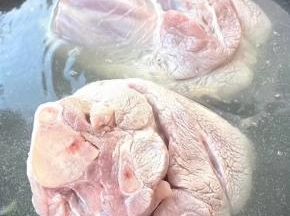 锅中烧开水倒入料酒，放入猪肘棒焯水断生，去除多余的油脂和杂质，再放入冷水中过凉多冲洗几遍洗净。