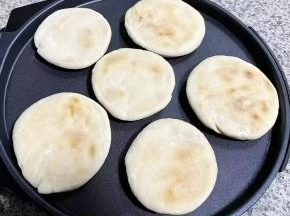 醒好的面团放入电饼档，两面烙制金黄色薇薇起层即可。