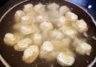  锅中烧开水放一点点盐，下入云吞轻轻顺时针推动，水开时再倒入少许冷水继续煮沸，云吞全部飘起来鼓起来即可出锅