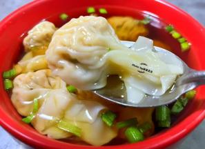 云吞放入容器中，再盛好适量的汤汁就大功告成了。