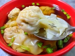 云吞放入容器中，再盛好适量的汤汁就大功告成了。