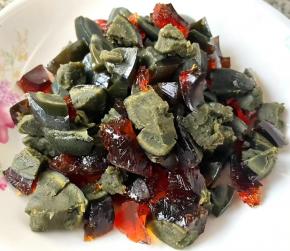 皮蛋去皮洗净切成大小均匀的小块备用