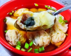 云吞皮薄馅大，鲜肉混搭皮蛋入口香浓，让人唇齿留香回味无穷。