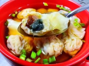 云吞皮薄馅大，鲜肉混搭皮蛋入口香浓，让人唇齿留香回味无穷。