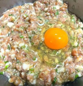 打入一个鸡蛋，放入油、香油、盐、味精。