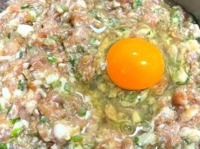 打入一个鸡蛋，放入油、香油、盐、味精。