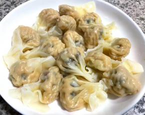 煮好的云吞盛入盘中