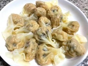 煮好的云吞盛入盘中