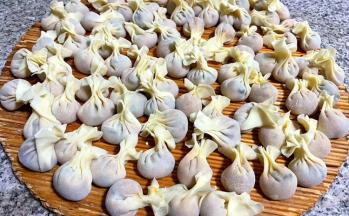 包好的云吞依次摆放在盖帘上。