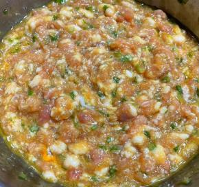 同样顺着一个方向顺时针搅拌均匀入味即可。