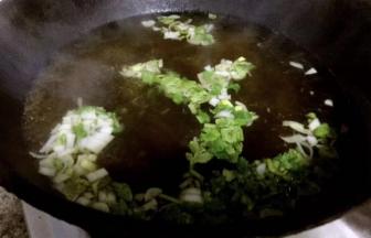 锅中倒入适量清水烧开，放入一品鲜酱油、蚝油、盐、味精调味，最后撒上葱花和香菜提鲜即可。