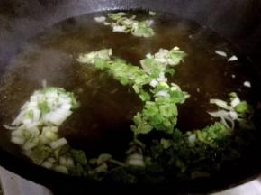 锅中倒入适量清水烧开，放入一品鲜酱油、蚝油、盐、味精调味，最后撒上葱花和香菜提鲜即可。