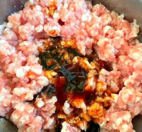 新鲜的猪肉馅添加适量清水搅拌均匀，放入调味了一品鲜酱油、蚝油。