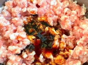 新鲜的猪肉馅添加适量清水搅拌均匀，放入调味了一品鲜酱油、蚝油。
