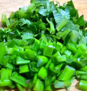 香菜和香葱洗净切成小粒备用