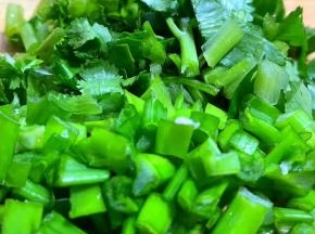 香菜和香葱洗净切成小粒备用