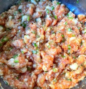 放入葱姜蒜，顺着一个方向搅拌均匀。