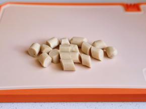 鸡肉肠切小块。